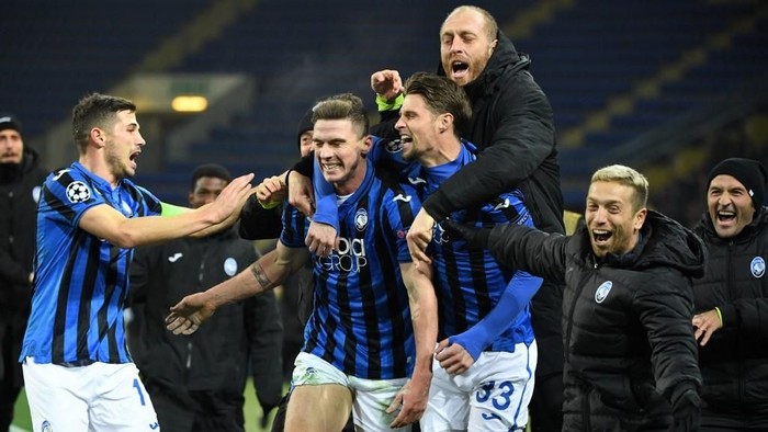 Atalantas players celebrate a goal during the UEFA Champions League group C football match between FC Shakhtar Donetsk and Atalanta BC at the Metallist stadium in Kharkiv on December 11, 2019. (Photo by Sergei SUPINSKY / AFP)