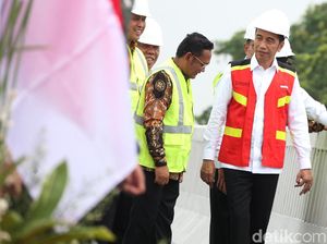 Momen Jokowi Resmikan Tol Layang Terpanjang RI