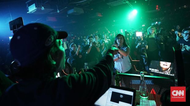 Terjangkit Demam Lagu Lawas dalam Wabah Karaoke Massal (FOKUS