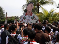 Video Ratusan Relawan Antar Gibran Daftar Pilwalkot Solo via PDIP