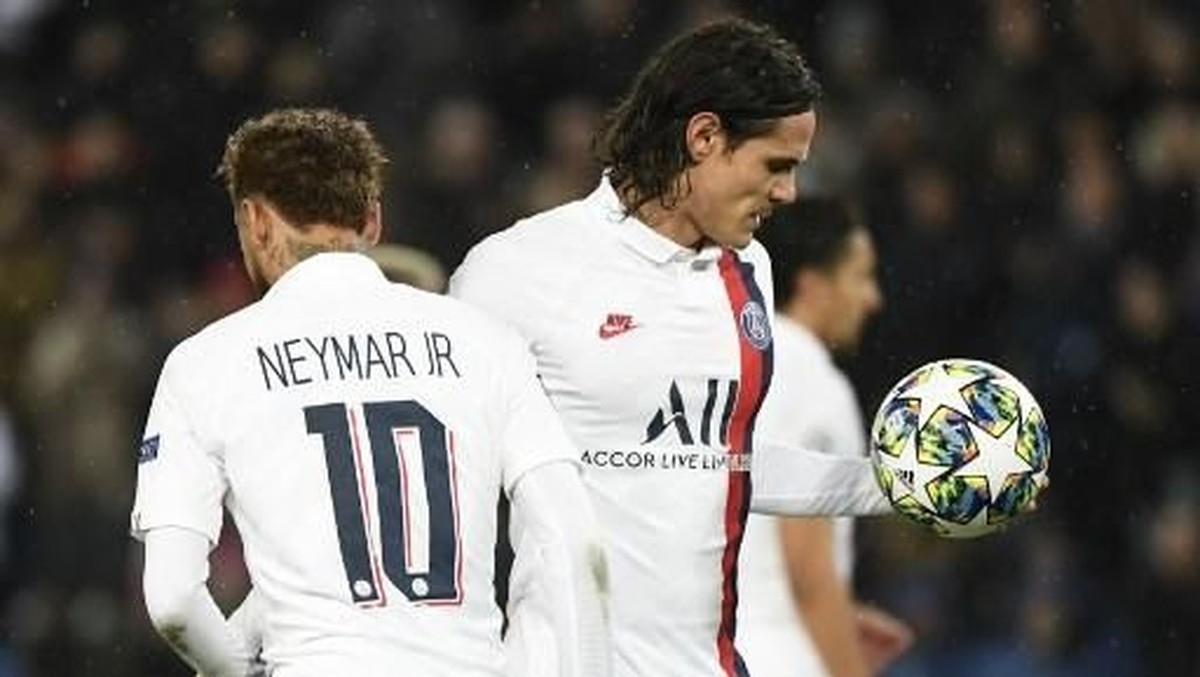 Neymar memberikan bola kepada Edinson Cavani untuk mengekseskusi penalti (Foto: Bertrand GUAY / AFP)