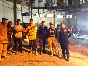 Damkar Makassar Evakuasi Sarang Tawon Vespa dari Polda Sulsel