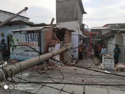 Tiang Listrik di Surabaya Roboh Setelah Diterjang Angin Kencang
