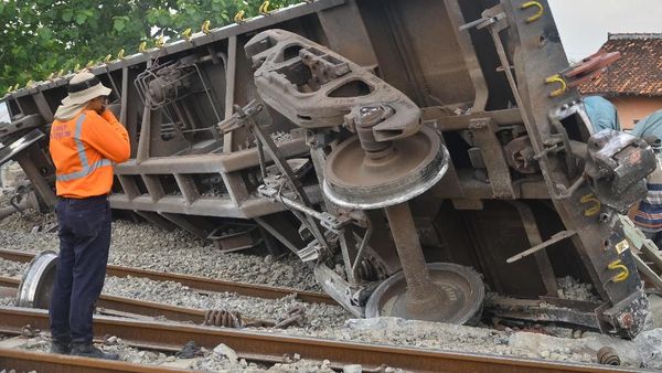Kereta Pengangkut Semen Anjlok di Blora
