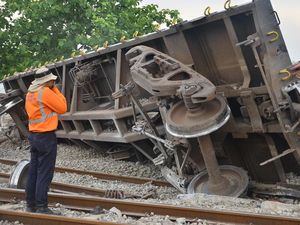 Kereta Pengangkut Semen Anjlok di Blora