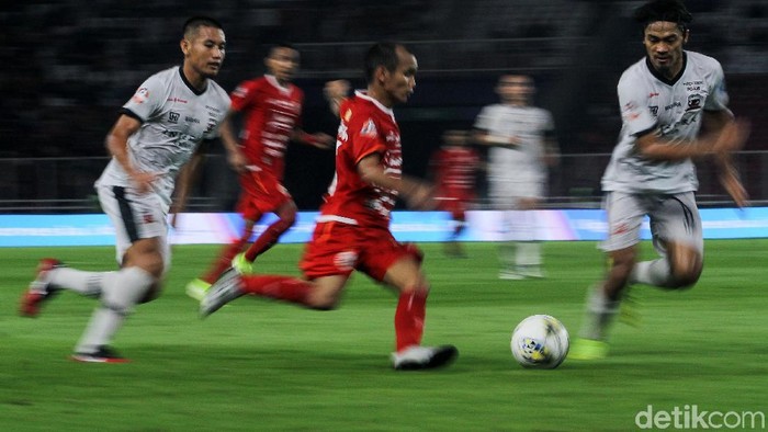 Persija Jakarta selamat dari ancaman degradasi Liga 1 2019. Tiga penalti saat menghajar Madura United 4-0 membantu Macan Kemayoran memetik tiga poin penting. Pertandingan lanjutan Liga 1 antara Persija melawan Madura United digelar di Stadion Utama Gelora Bung Karno, Jumat (13/12/2019).