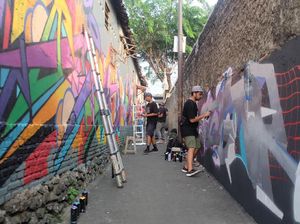 Puluhan Seniman Gambar Mural di Gang Kampung Jakarta