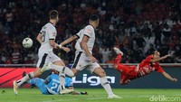Muhammad Ridho Djazulie berhasil menyelamatkan gawangnya dari serangan Riko Simanjuntak.