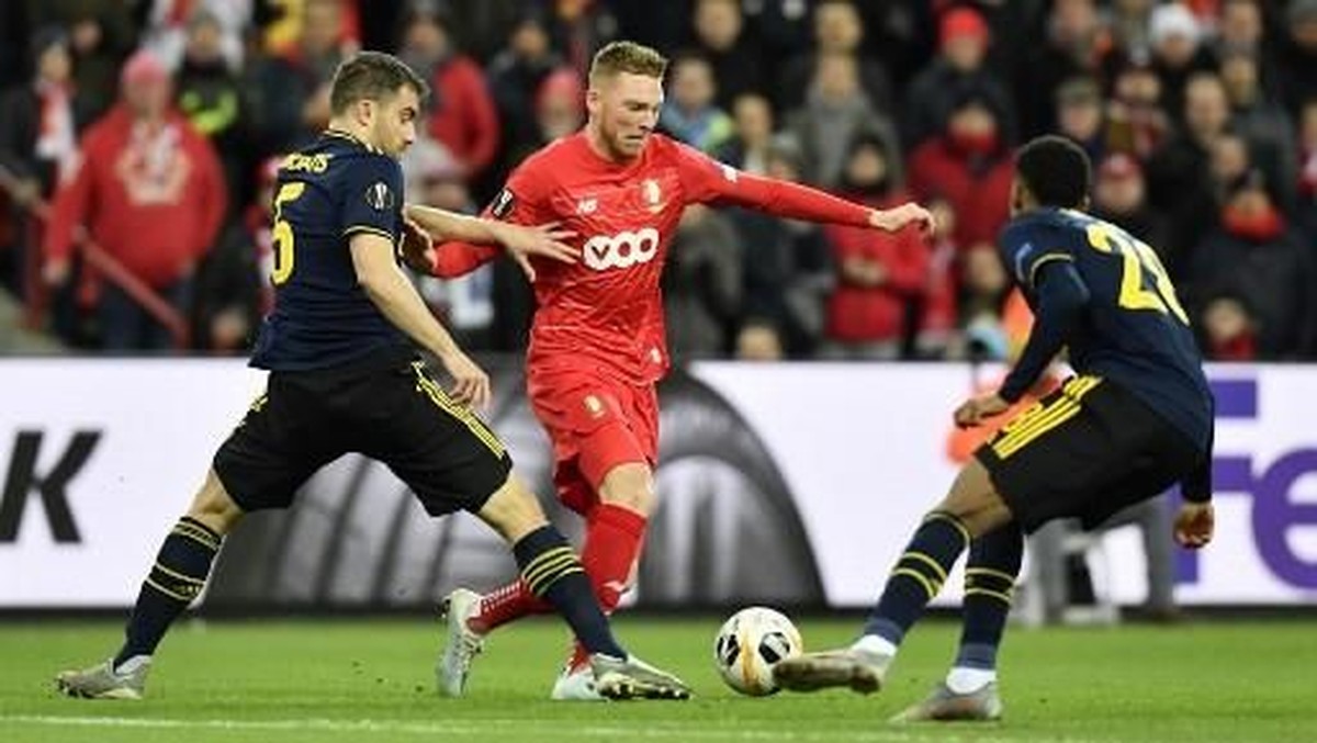 Arsenal bermain imbang tanpa gol dengan Standard Liege di babak pertama (Foto: JOHN THYS / AFP)