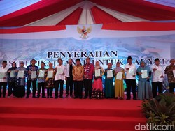 Sofyan Djalil Bagikan 3.025 Sertifikat Tanah di Kalsel