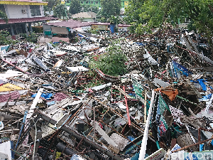 Coba Lihat! Sampah Penggusuran Menggunung di Kantor Satpol PP Medan