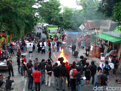 9 Bulan Tak Digaji, Petugas DLH Parepare Blokade Jalan Trans Sulawesi