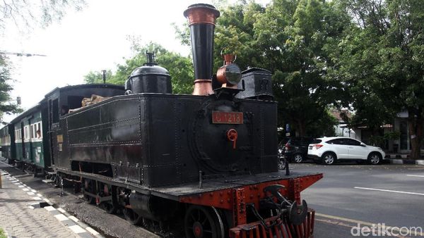 Seru Banget! Naik Kereta Api Uap Kuno di Solo