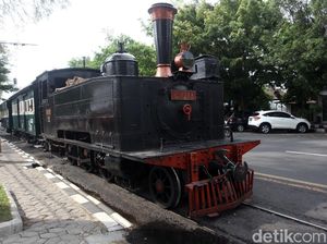 Seru Banget! Naik Kereta Api Uap Kuno di Solo