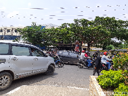 Disorot Gubernur Sulsel, Begini Pak Ogah di Makassar Atur Lalin