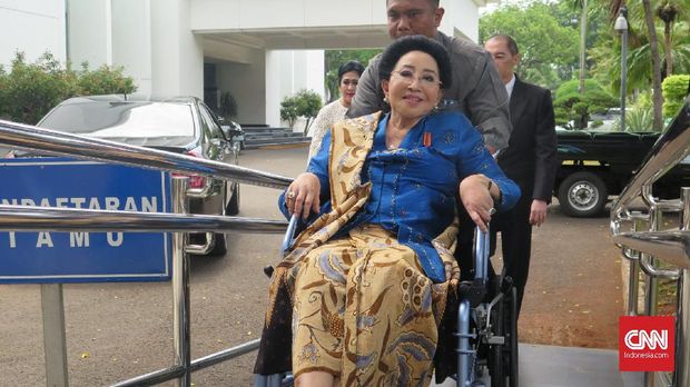 Pendiri Mustika Ratu, Mooryati Soedibyo tiba di Kompleks Istana Kepresidenan Jakarta, Jumat (13/12). Mooryati akan menghadiri pelantikan putrinya Putri Kus Wisnu Wardani sebagai anggota dewan pertimbangan presiden.