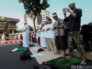 Tutup Jalan, Massa FPI Salat Ashar di Depan Mabes Polri