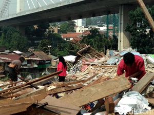 Mengais Puing Bangunan Rumah Deret Tamansari