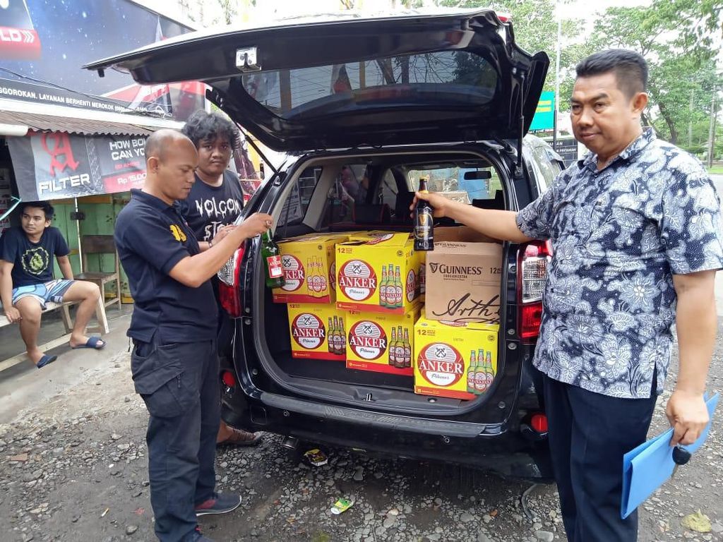 Polres Gowa Sita Ratusan Botol Miras Ilegal Polres Gowa Sita Ratusan Botol Miras Ilegal