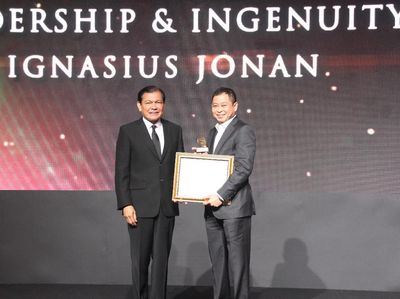 Jonan Sabet Penghargaan atas Dedikasi dan Kerja Kerasnya