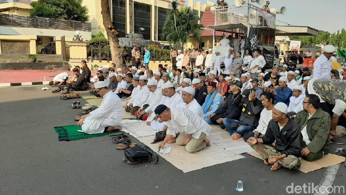 Massa yang demo di depan Bareskrim salat asar berjemaah (Yoki Alvetro/detikcom)