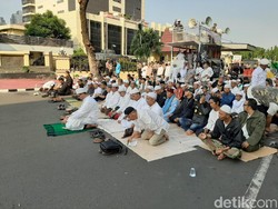 Massa Demo Sukmawati-Gus Muwafiq di Bareskrim Salat Asar Berjemaah