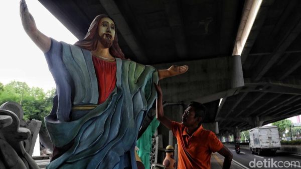 Geliat Perajin Patung Yesus Jelang Natal
