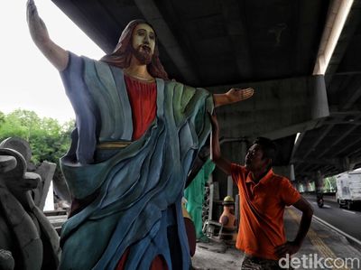 Geliat Perajin Patung Yesus Jelang Natal