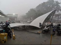 Video Hujan Es dan Angin Kencang di Madiun, Atap Seng Beterbangan