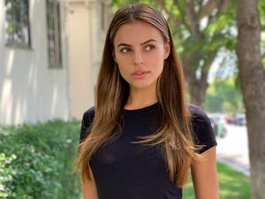 Cantiknya Brooks Nader yang Tampil Superseksi di Acara Sports Illustrated