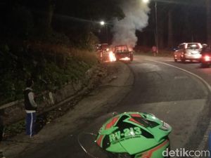 Pikap Terbakar di Gumitir, Jalur Jember- Banyuwangi Macet