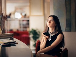 Ketahuan Bikin Tinder Oleh Pacar, Pria Ini Punya Alasan yang Jenius