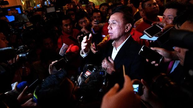 Ketua Umum PSSI terpilih Mochamad Iriawan memberikan keterangan pers saat jeda Kongres Luar Biasa (KLB) PSSI di Jakarta, Sabtu (2/11/2019). ANTARA FOTO/Sigid Kurniawan