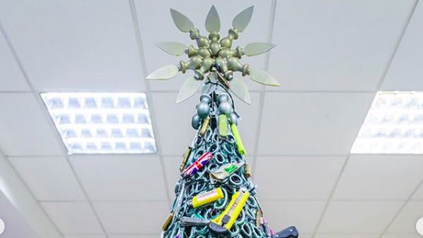 Foto Pohon Natal dari Benda Sitaan Bandara, Gunting hingga Korek