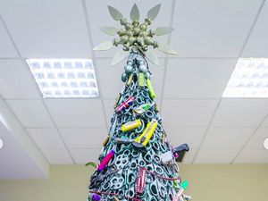 Foto Pohon Natal dari Benda Sitaan Bandara, Gunting hingga Korek