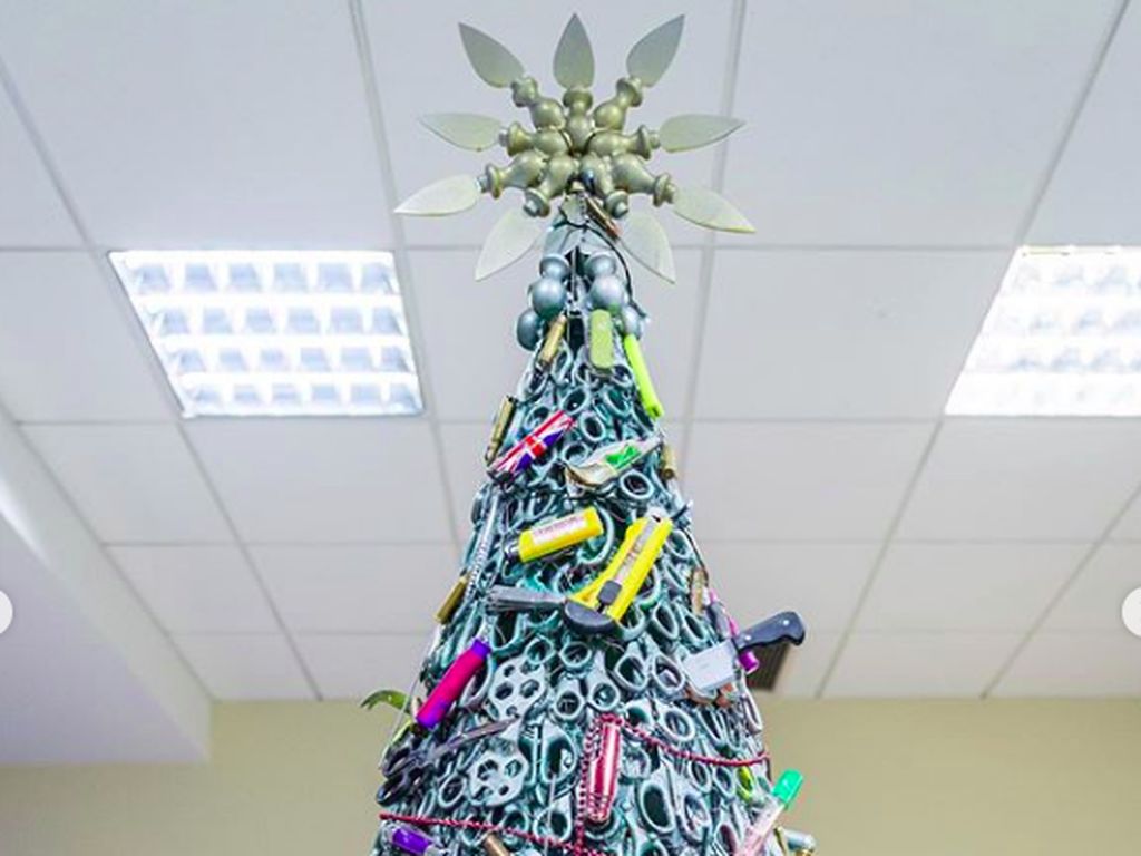 Pohon Natal di Bandara Ini Dibuat dari Barang-barang Sitaan Pohon Natal di Bandara Ini Dibuat dari Barang-barang Sitaan