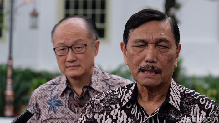 Foto: Menko Maritim dan Investasi Luhut Binsar Pandjaitan (kanan) bersama Eks Bos Bank Dunia Jim Yong Kim (kiri)(Andhika Prasetya) Foto: Menko Maritim dan Investasi Luhut Binsar Pandjaitan (kanan) bersama Eks Bos Bank Dunia Jim Yong Kim (kiri)(Andhika Prasetya)