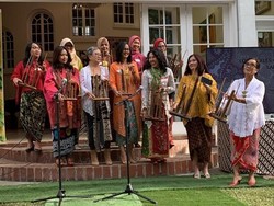 Peragaan Busana Nusantara Meriahkan Pertemuan Istri Diplomat di Los Angeles