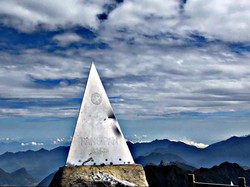 Naik ke Puncak Gunung Tertinggi di Indocina dalam 20 Menit