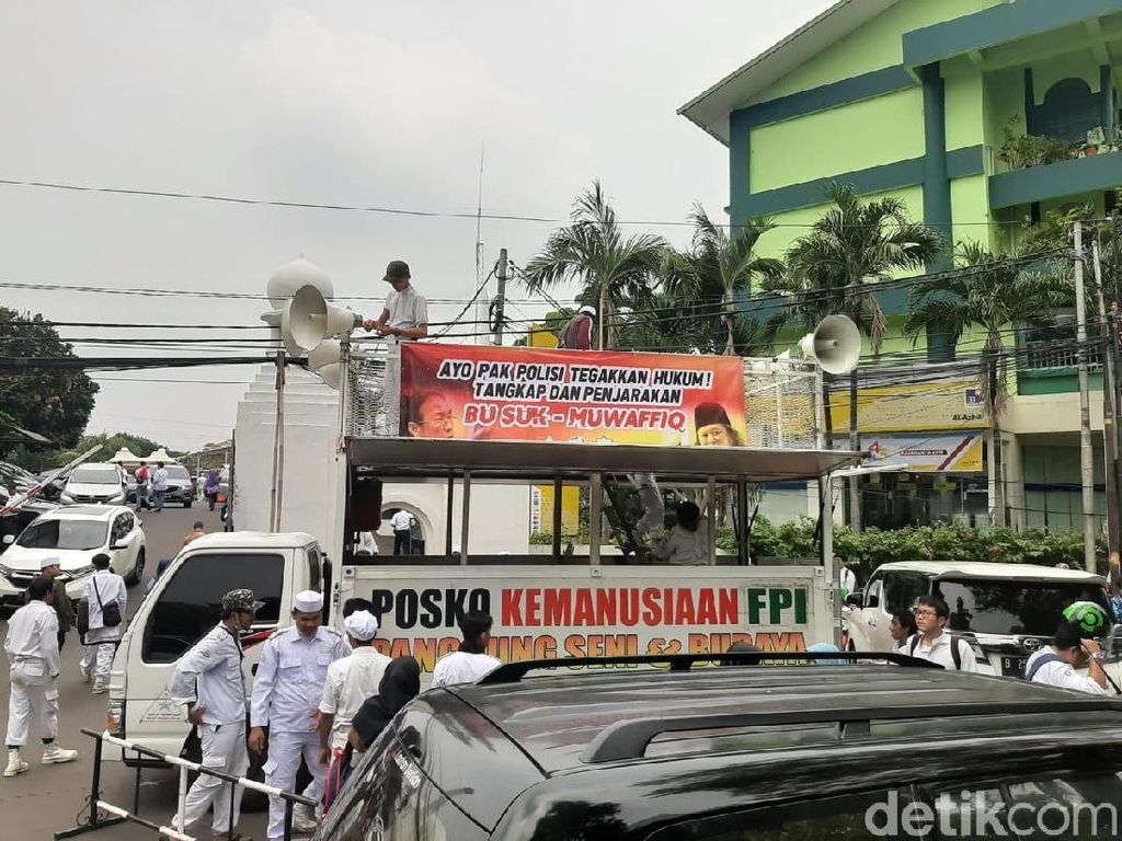 Massa Demo Sukmawati-Gus Muwafiq Mulai Berkumpul di Masjid Al-Azhar Massa Demo Sukmawati-Gus Muwafiq Mulai Berkumpul di Masjid Al-Azhar