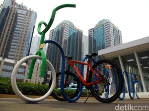 Parkir Sepeda Mejeng di Sepanjang Stasiun MRT Sudirman