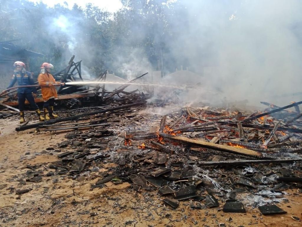 Pondok Pesantren Tradisional di Serang Ludes Terbakar Pondok Pesantren Tradisional di Serang Ludes Terbakar