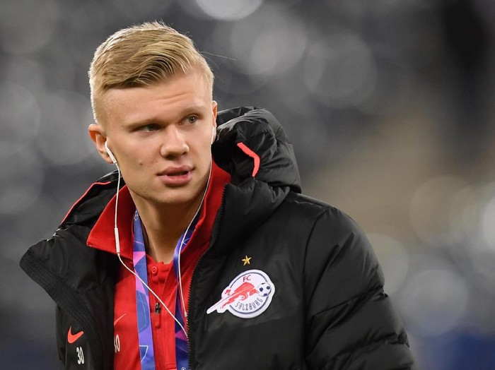 SALZBURG, AUSTRIA - DECEMBER 10: Erling Braut Haaland of RB Salzburg inspects the pitch ahead of the UEFA Champions League group E match between RB Salzburg and Liverpool FC at Red Bull Arena on December 10, 2019 in Salzburg, Austria. (Photo by Michael Regan/Getty Images)