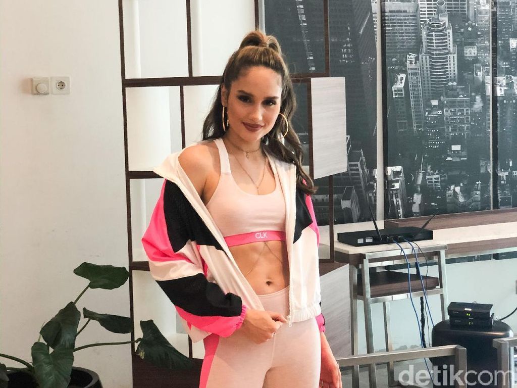 Bisnis Fashion, Cinta Laura Rilis Baju Olahraga Bisnis Fashion, Cinta Laura Rilis Baju Olahraga