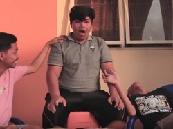 Bukan Sushi, YouTuber Kocak Ini Review Ikan Mentah Sampai Muntah