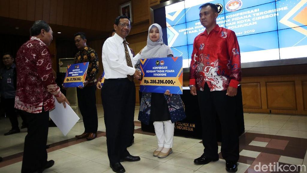 Mahfud Md Serahkan Bantuan ke Korban Terorisme Mahfud Md Serahkan Bantuan ke Korban Terorisme