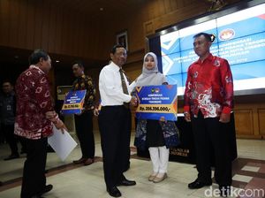 Mahfud Md Serahkan Bantuan ke Korban Terorisme Mahfud Md Serahkan Bantuan ke Korban Terorisme