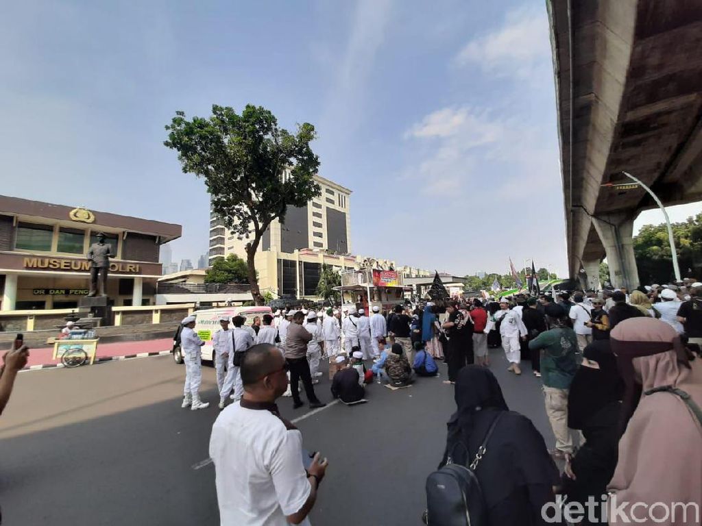 Ada Demo Sukmawati-Gus Muwafiq di Bareskrim, Polisi Lakukan Rekayasa Lalin Ada Demo Sukmawati-Gus Muwafiq di Bareskrim, Polisi Lakukan Rekayasa Lalin