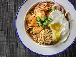 Dingin-dingin Enaknya Sarapan Mie Kuah Kimchi