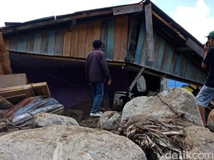 Banjir Bandang Sigi, Terjangan Batu dan Kayu Rusak Rumah Warga Banjir Bandang Sigi, Terjangan Batu dan Kayu Rusak Rumah Warga